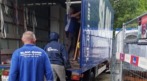 Umzugsgüter werden in den Lastwagen verladen