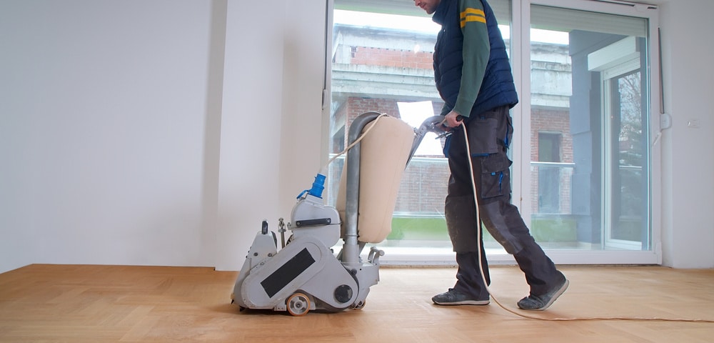 Ein Mitarbeiter reinigt den Boden im Mehrfamilienhaus in Solothurn.