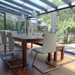 Hier wird ein moderner Wintergarten gezeigt.