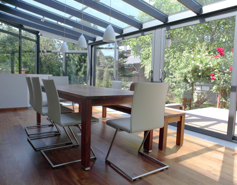 Hier wird ein moderner Wintergarten gezeigt.